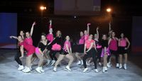 Alle pinkfarben: Stiess während der Gala-Night beim Publikum auf besonderen Anklang - der Auftritt ehemaliger Läuferinnen des Dübendorfer Eislaufclubs. (Bild: Albert René Kolb)